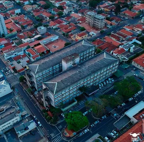 Vista aérea de edificação hospitalar em contexto urbano
